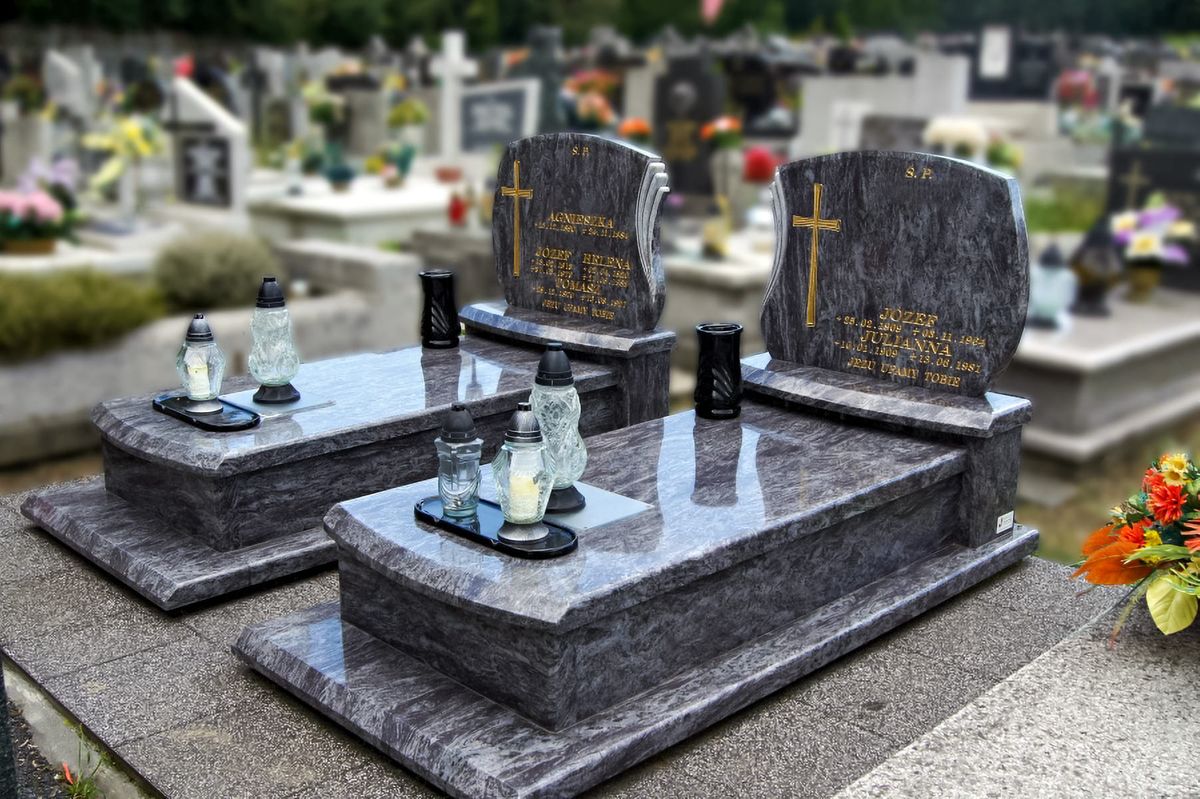 Dwa nagrobki podwójne z ciemnego granitu na cmentarzu w Bielsku-Białej
